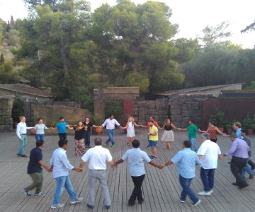 Enjoy-a-Greek-folk-dance-lesson-at-a-beautiful-environment